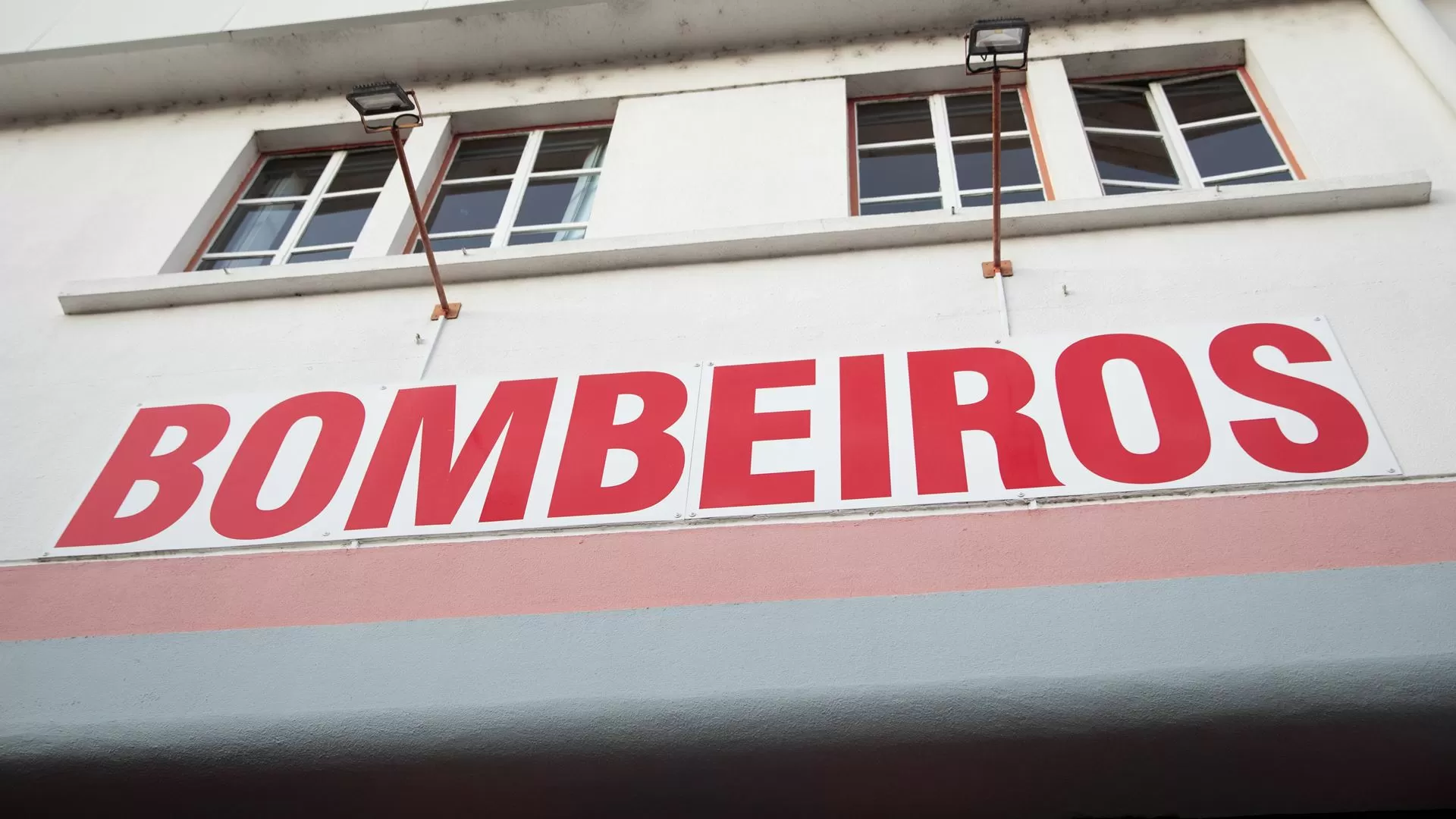 Incêndio danifica antiga fábrica destinada a ser residência universitária em Braga
