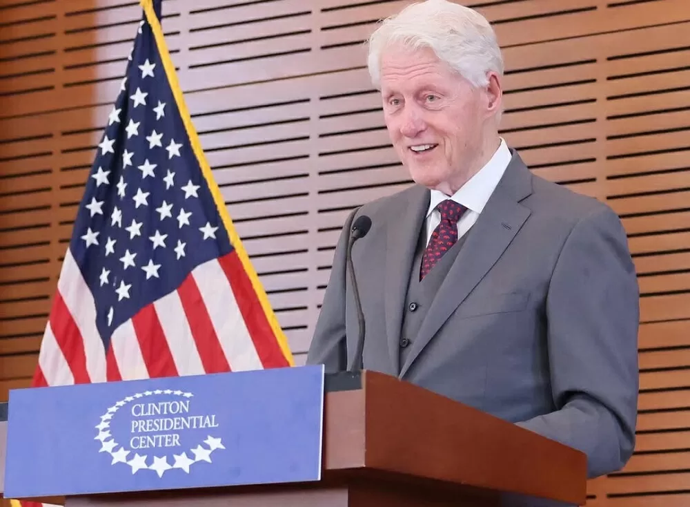 Caso Epstein: Clinton pressiona Trump por liberação sem censura dos arquivos
