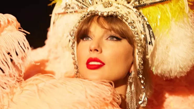 Taylor Swift distribui dinheiro para equipe de estádio no dia de Natal