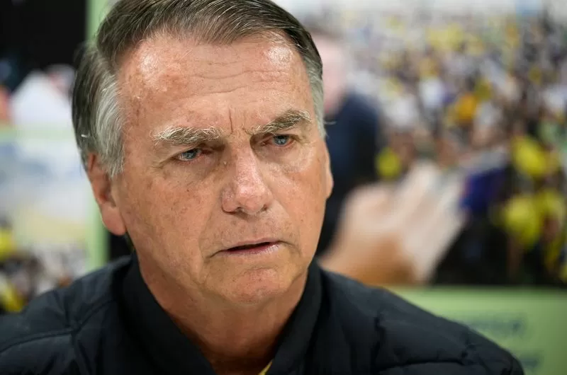 Bolsonaro deve passar hoje por novo procedimento para conter soluços