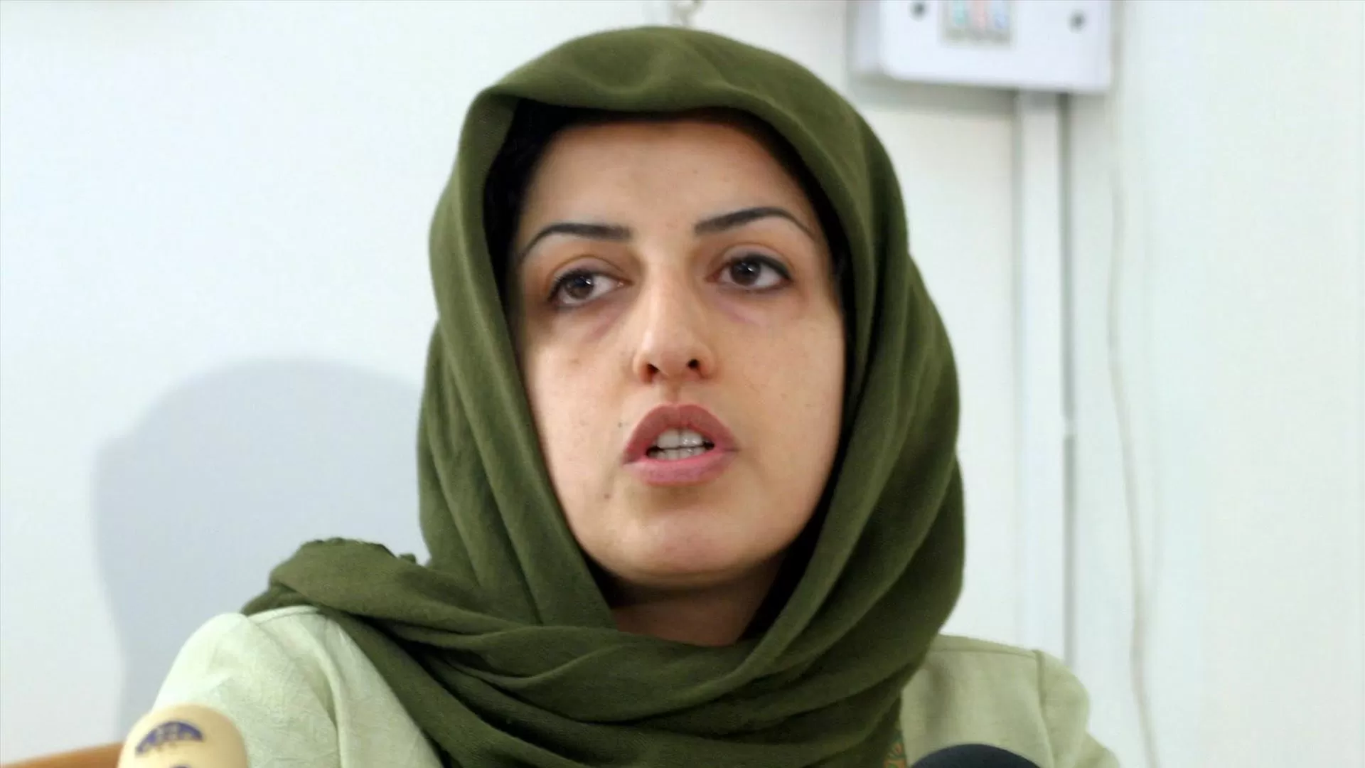 Nobel da Paz Narges Mohammadi hospitalizada após detenção violenta no Irão