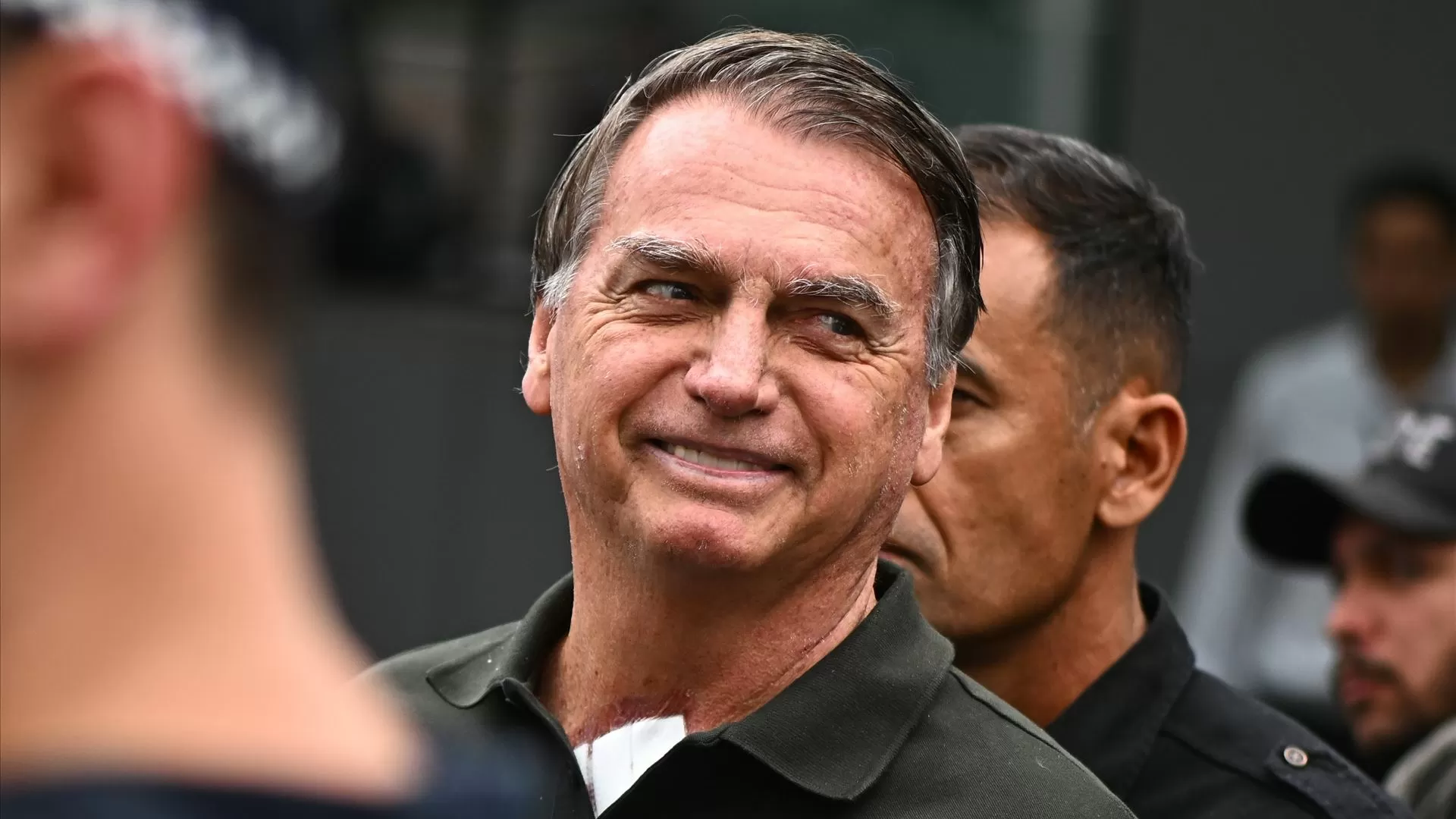 Bolsonaro submetido a nova cirurgia para tratar crise de soluços