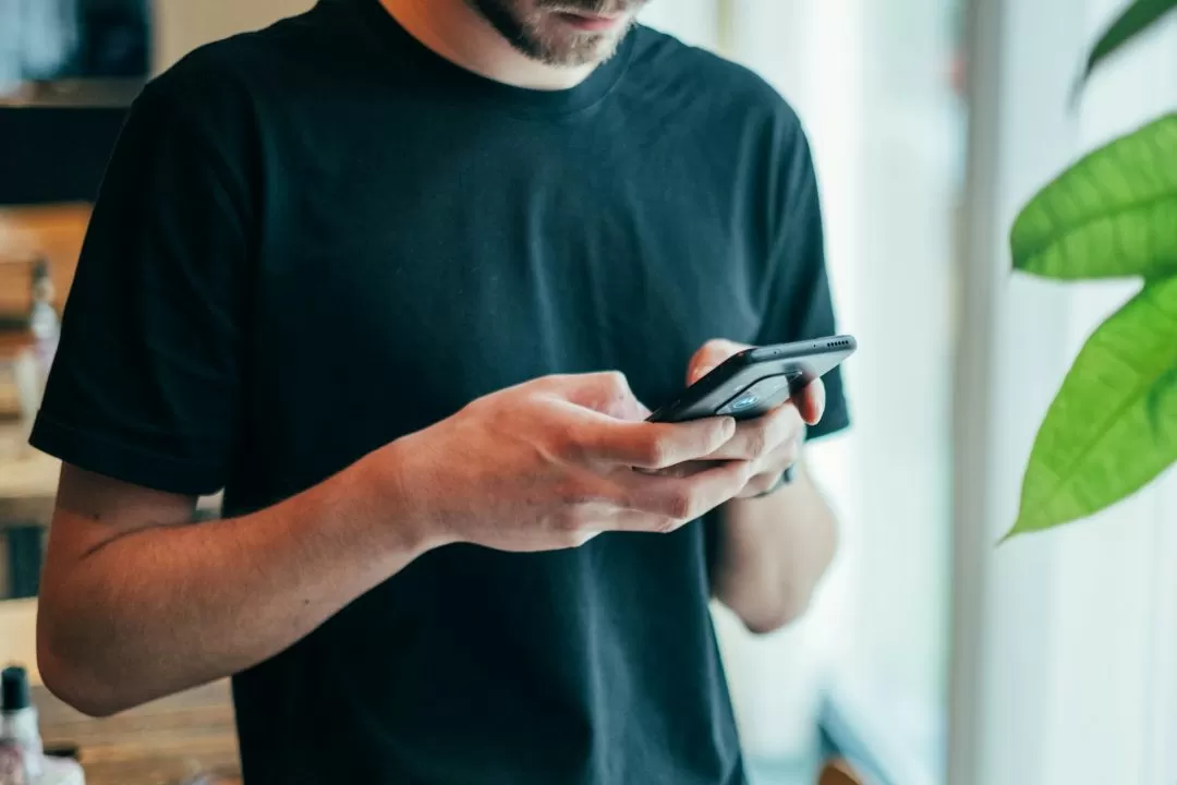 Brasileiros estão entre os clientes mais exigentes do mundo sobre atendimento com IA