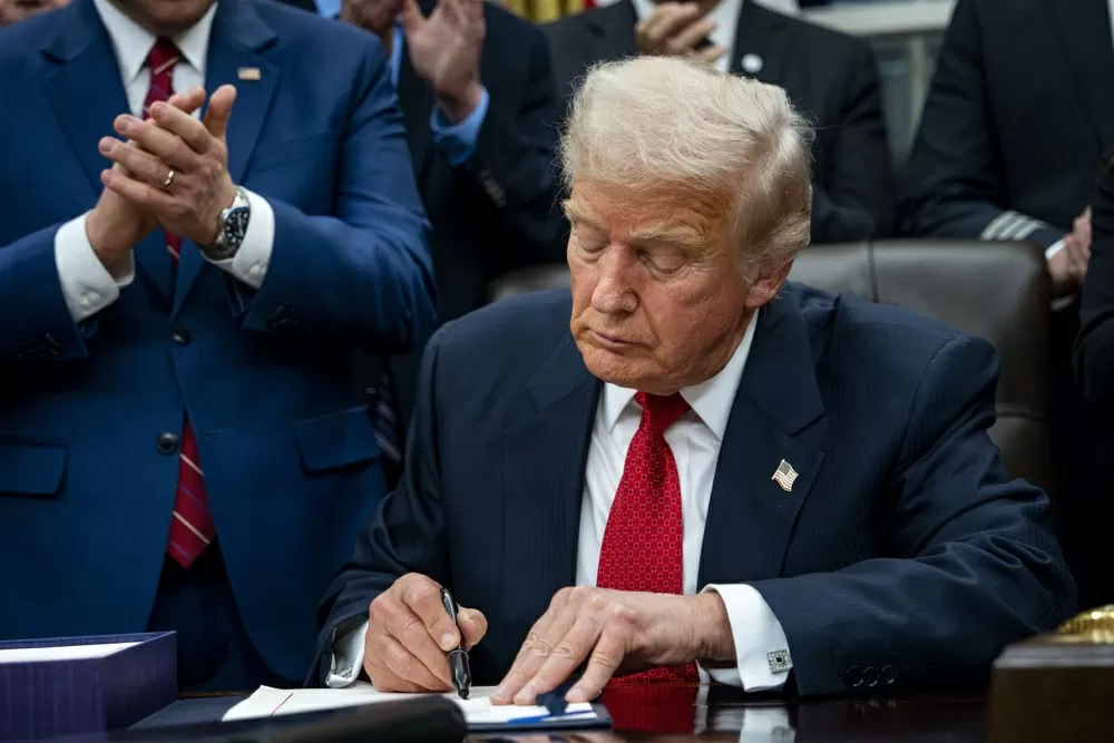 Trump anuncia tarifa de 25% para quem fizer negócio com Irã; país é parceiro do Brasil