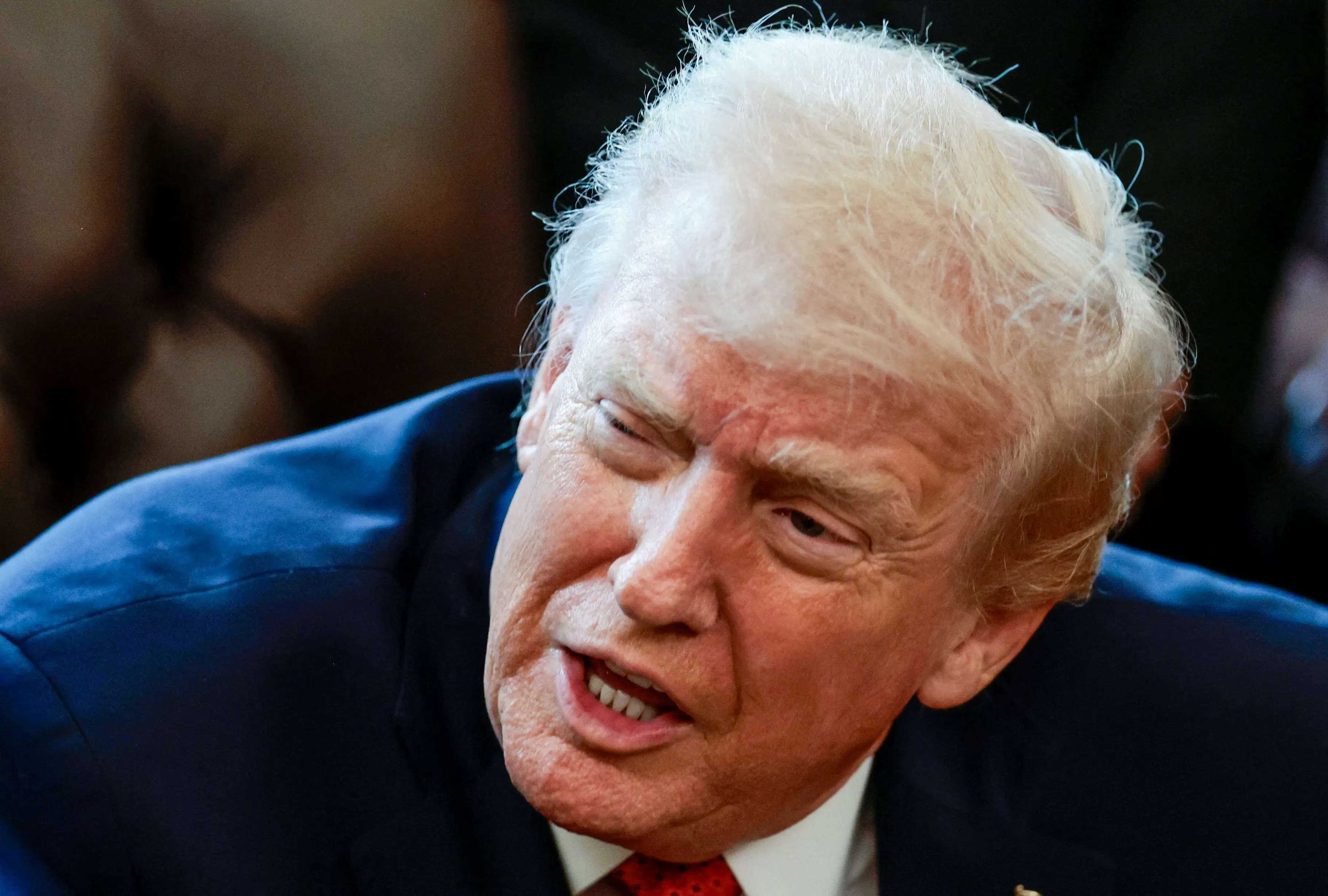 Trump diz que monitora protestos no Irã e avalia opções “fortes”