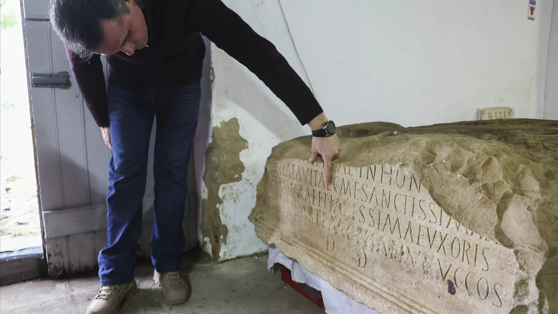 Descoberta base de antiga estátua romana epigrafada com duas toneladas em Faro