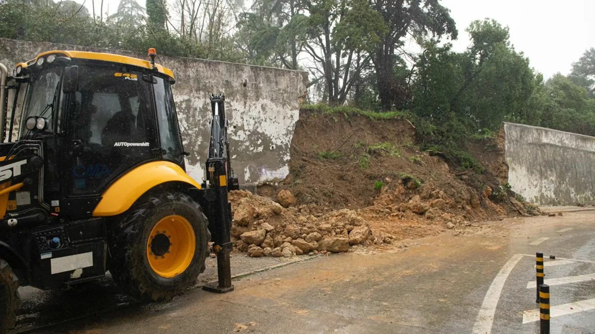 Mau tempo. Derrocada de muro do seminário de Almada apanha viaturas