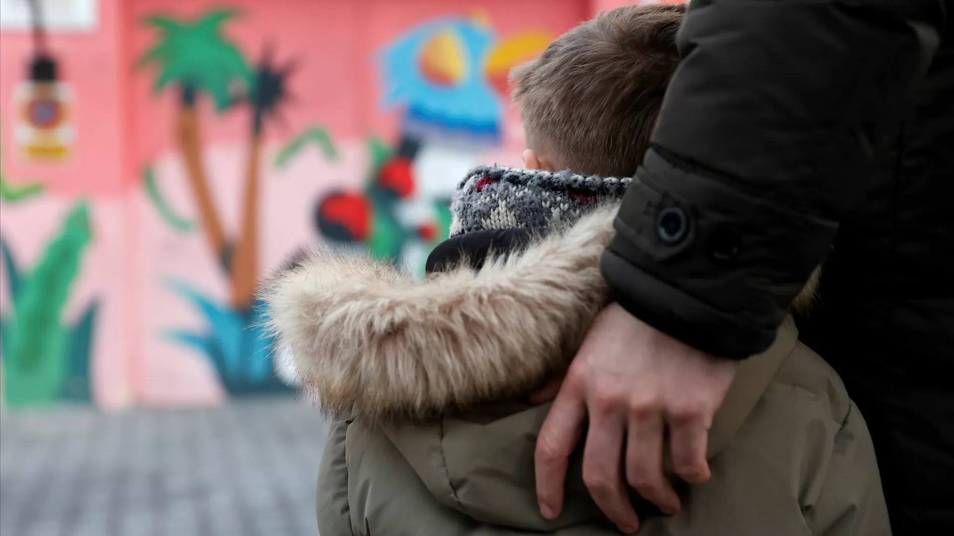 Dez homens acusados de drogar e violar criança de cinco anos. Pai entre os arguidos