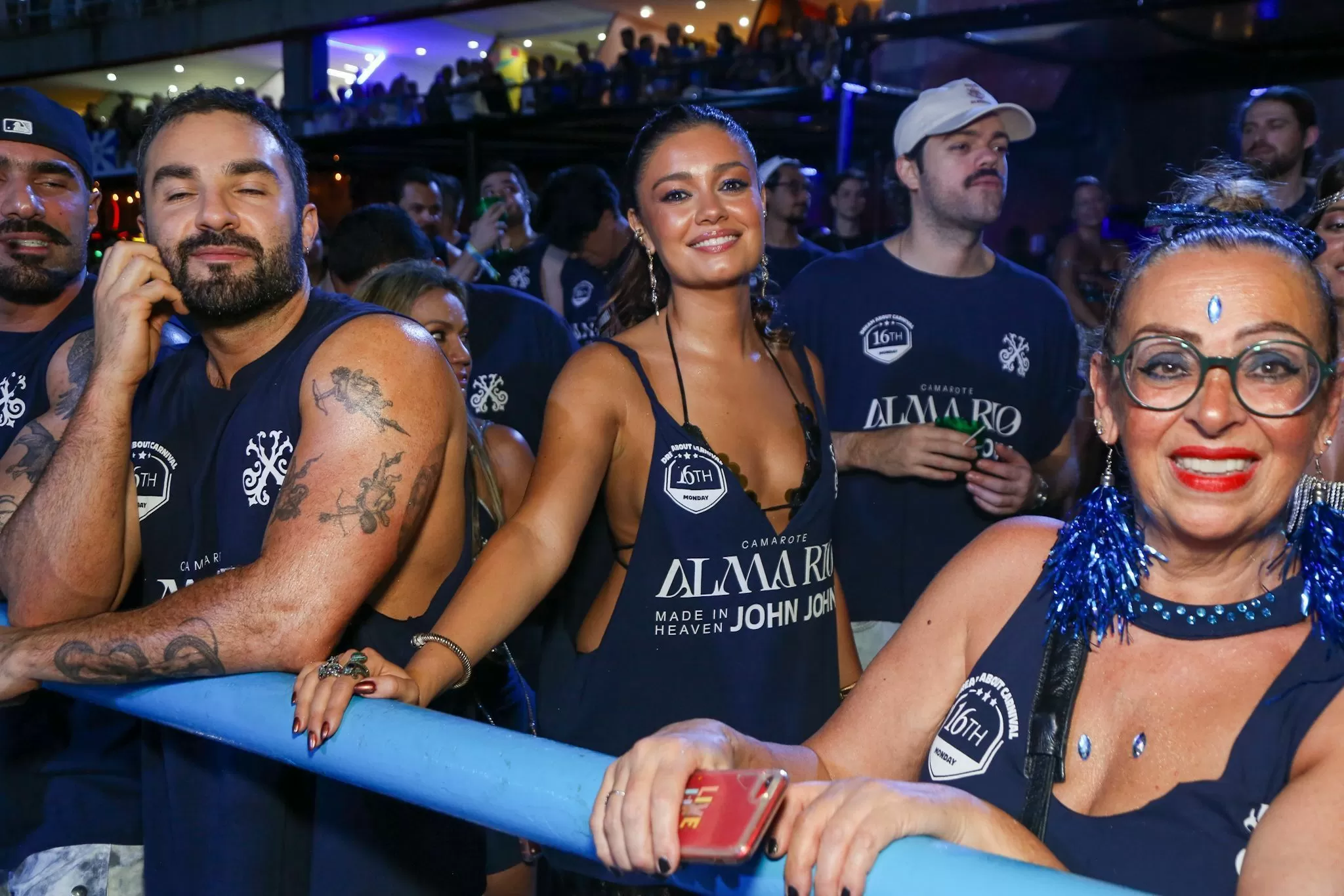 Carnaval no Rio: famosos curtem 2ª noite de desfiles na Sapucaí
