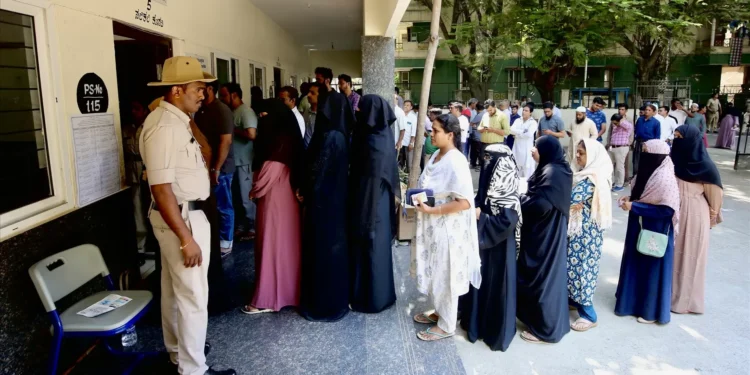 Milhões de indianos vão às urnas em plena onda de calor