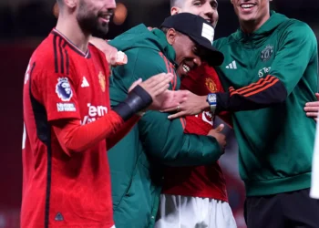 Bruno e Dalot apadrinham despedida de dois colegas, em Old Trafford