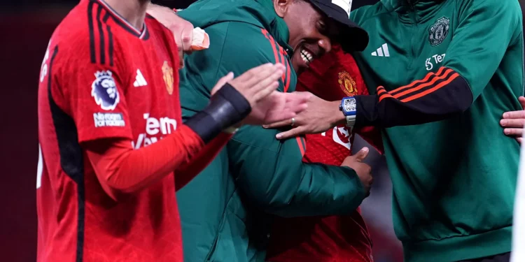 Bruno e Dalot apadrinham despedida de dois colegas, em Old Trafford
