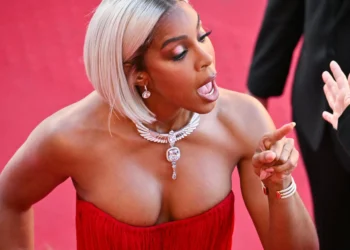 Kelly Rowland apanhada a repreender segurança na ‘red carpet’ em Cannes