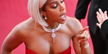Kelly Rowland apanhada a repreender segurança na ‘red carpet’ em Cannes