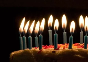 Família convida ex-aluno favorito de idosa para 80.º aniversário. "Magia"