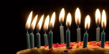 Família convida ex-aluno favorito de idosa para 80.º aniversário. "Magia"