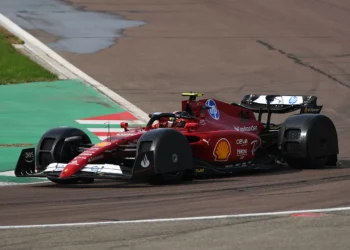 Ferrari testa novos para-lamas em Fiorano