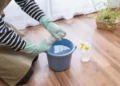 Sal e pasta de dentes para lavar o chão? Parece estranho, mas funciona