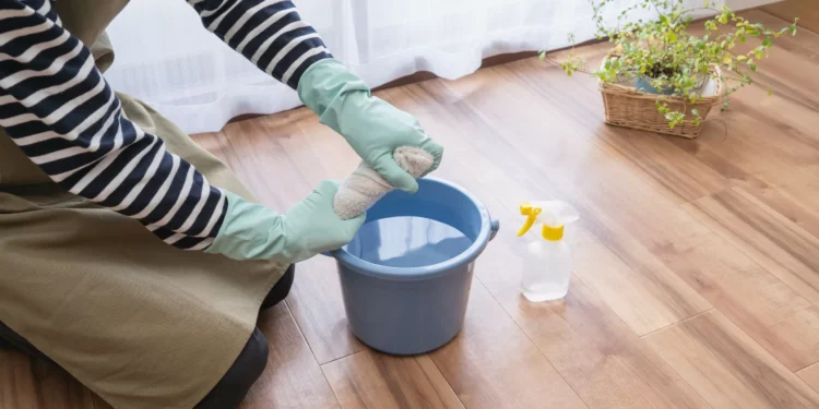 Sal e pasta de dentes para lavar o chão? Parece estranho, mas funciona