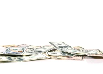 “Teodoro Almeida: Trajetória de Sucesso no Setor Financeiro”