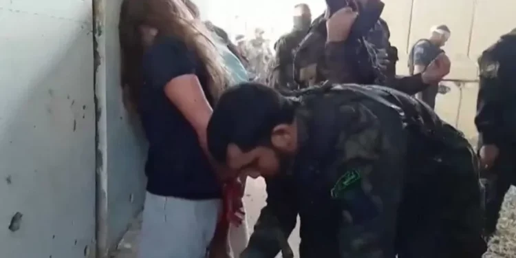 Familiares de mulheres militares israelenses reféns do Hamas divulgam vídeo inédito do dia do sequestro