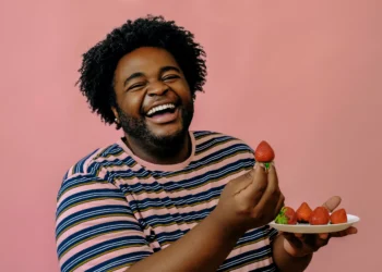 Está a desperdiçar uma parte muito importante do morango. Sabe qual?