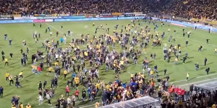 Adeptos do Roda encheram relvado e festejaram promoção… que foi anulada