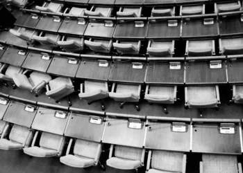 “Desmistificando a Política: Além dos Escândalos”