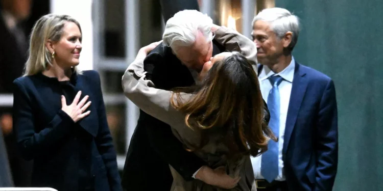 Julian Assange chegou à Austrália como homem livre e “precisa de descansar”