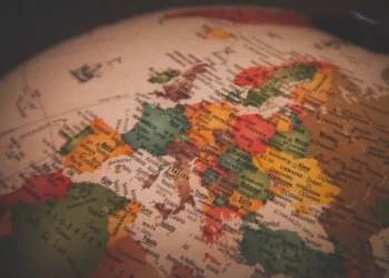 “Desmistificando a Política: Responsabilidade e Impacto Social”