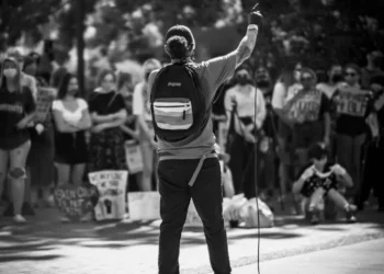 “Desmistificando a Política: Além dos Escândalos”