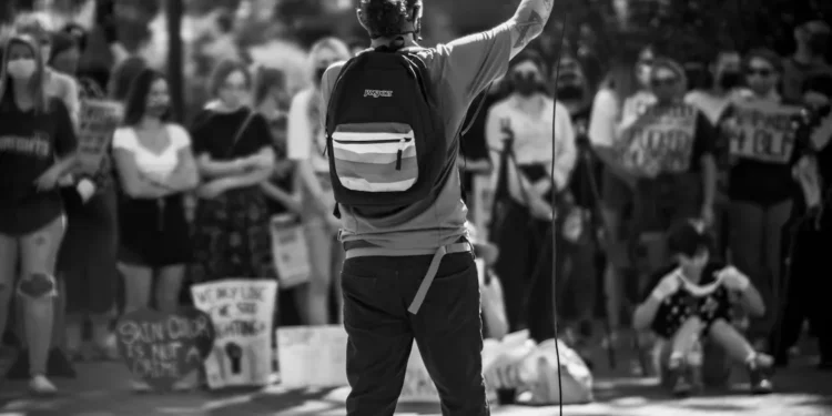 “Desmistificando a Política: Além dos Escândalos”