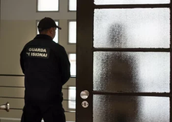 Visitante é apanhada após entregar drogas e telemóvel a recluso em Caxias