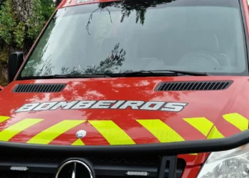 Incêndio em prédio devoluto na baixa de Lisboa em fase de rescaldo