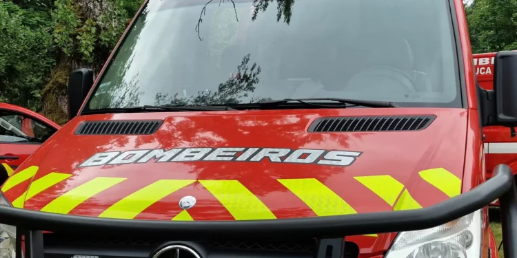 Incêndio em prédio devoluto na baixa de Lisboa em fase de rescaldo