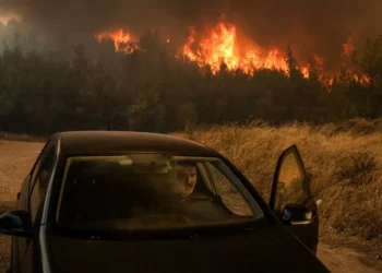 Moradores da Grécia fogem de cidade histórica ameaçada por incêndios florestais