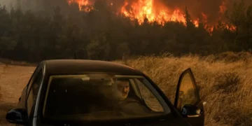 Moradores da Grécia fogem de cidade histórica ameaçada por incêndios florestais