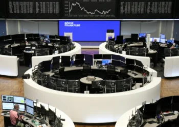 Bolsas da Europa operam majoritariamente em alta modesta, à espera de sinais dos juros nos EUA