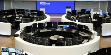 Bolsas da Europa operam majoritariamente em alta modesta, à espera de sinais dos juros nos EUA