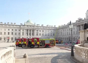 Edifício histórico de Londres é atingido por incêndio