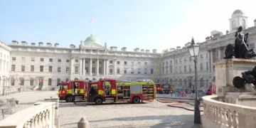 Edifício histórico de Londres é atingido por incêndio