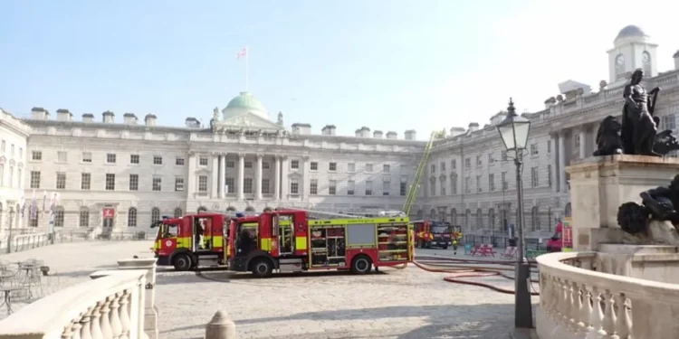 Edifício histórico de Londres é atingido por incêndio