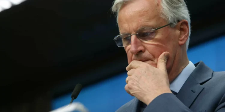 Novo PM francês quer controlar imigração e alerta para défice orçamental