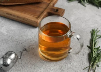 Tem mesmo de apostar neste chá. A planta é comum e encontra-se no mato