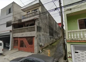 Pai e filho de cinco anos são baleados na frente de casa em SP