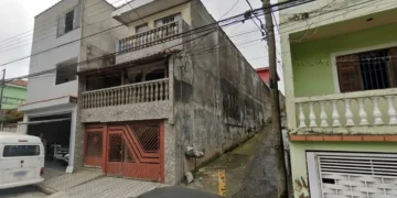 Pai e filho de cinco anos são baleados na frente de casa em SP