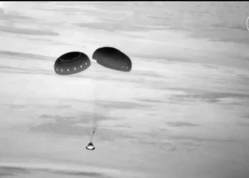 Sem astronautas, nave espacial Starliner da Boeing retorna à Terra