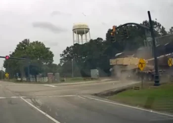 Trem de carga colide com caminhão que transportava tanque militar nos EUA