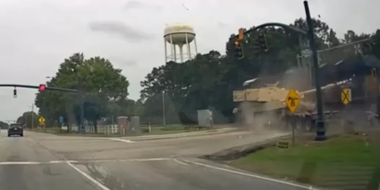 Trem de carga colide com caminhão que transportava tanque militar nos EUA