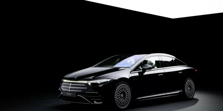 Mercedes-Benz testa bateria que supera os 1.000 km